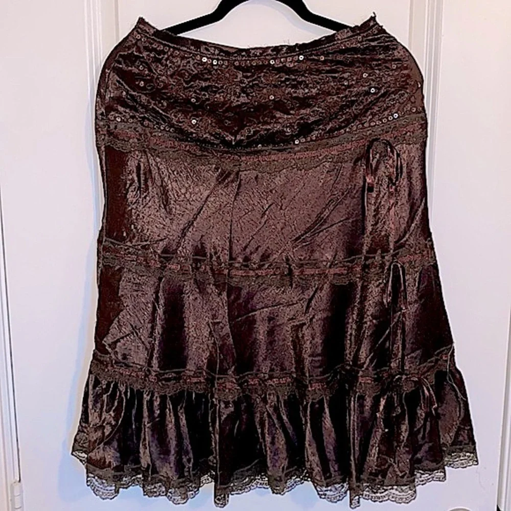 Aziz Knee Length Brown Skirt With Ribbon & Lace Design Size M